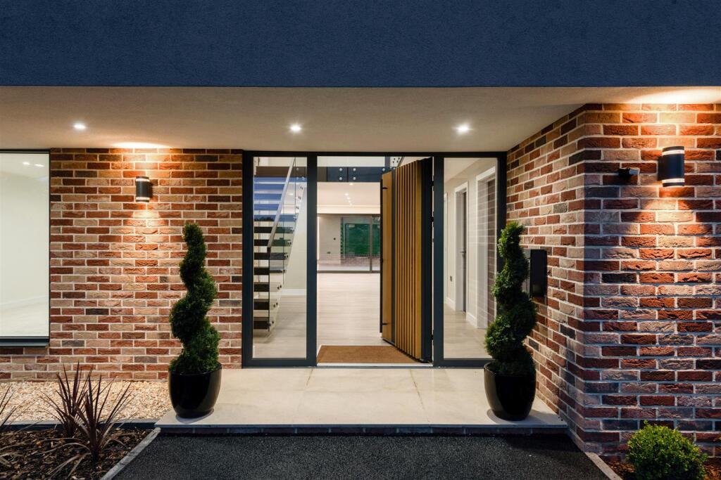 Bespoke aluminium entrance door fitted in Timsbury by 2Rsystems